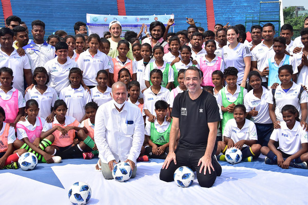Se lanza en KISS el primer programa del mundo de fútbol en las escuelas de la FIFA