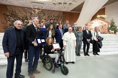 EL PAPA FRANCISCO ACOGE EN PÚBLICO EL PREMIO MENARINI DE FAIR PLAY