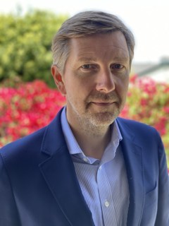 Simon Sproule, ex Ejecutivo de Tesla y Aston Martin, se une a Olyseum como Asesor de Comunicaciones