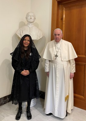 La productora ejecutiva del documental With This Light se reúne con su santidad el papa Francisco