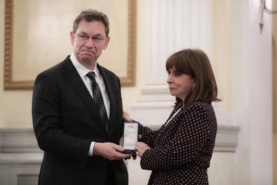 El ganador del Premio Genesis 2022, Albert Bourla, recibe el principal honor civil de Grecia
