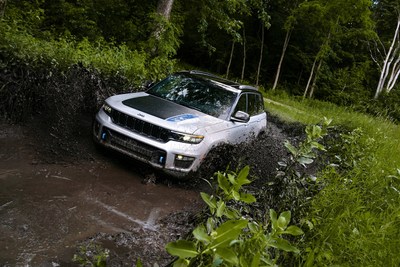 All-new 2022 Jeep® Grand Cherokee 4xe Dominates Annual Northwest Automotive Press Association (NWAPA) 'Mudfest'