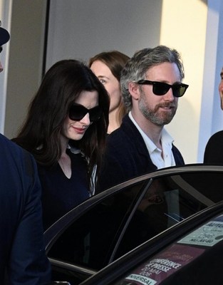 Anne Hathaway exuda elegancia sin esfuerzo en LILYSILK durante el 75º Festival de Cine de Cannes