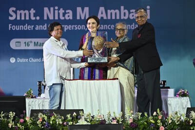 La Sra. Nita M. Ambani, fundadora y presidenta de Reliance Foundation, recibió el prestigioso Premio Humanitario KISS 2025