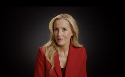 Este Día Internacional de la Mujer, Gillian Anderson reclama su autoestima en todas las etapas de la vida en "Lessons of Worth" de L'Oréal Paris
