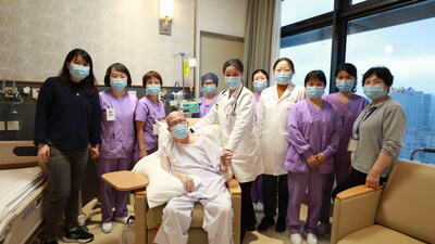 Un paciente estadounidense recibe un nuevo tratamiento de inmunoterapia para el cáncer de pulmón en China