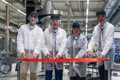 El presidente suizo Guy Parmelin inaugura una nueva línea de producción de Toblerone en Suiza