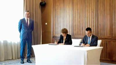 Navarra y Hithium firman el compromiso de inversión de su planta de baterías en un acto junto al Presidente Sánchez