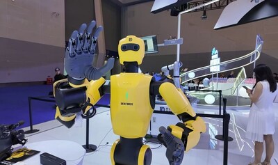 Se inaugura en Chongqing la WCIFIT con la exhibición de robots, vehículos voladores y gastronomía local presentada por 1.400 empresas internacionales