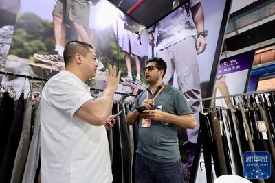 Xinhua Silk Road: Una ciudad del sureste de China abre nuevas perspectivas para el comercio de prendas de vestir y calzado gracias a iniciativas que impulsan la moda y la cultura