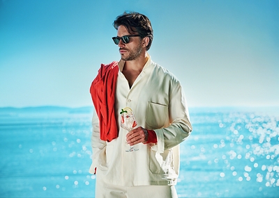 Jonathan Bailey asume su nuevo papel como el "chico Martini"